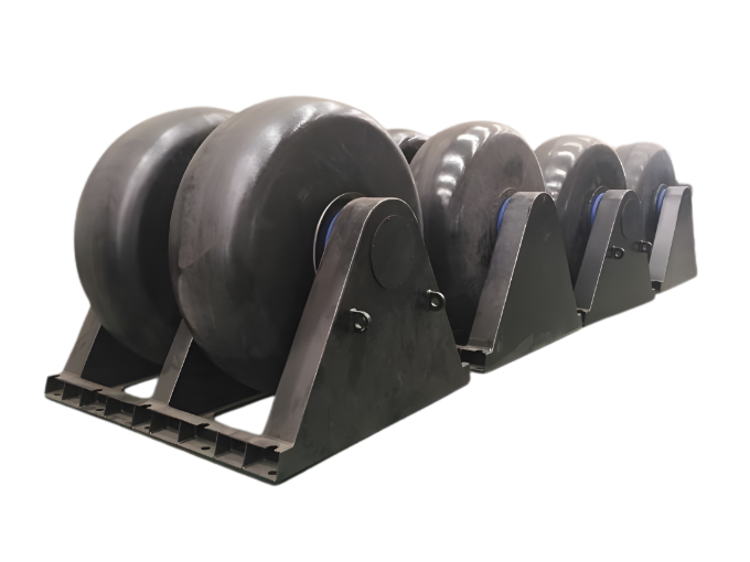 Heavy-duty marine wheel fender for quay corners and dock protection